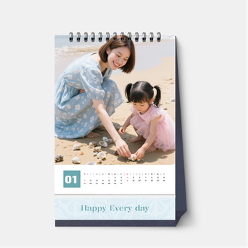 兒童節模板：淺藍主色、對稱構圖、溫馨家庭氛圍 